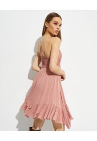 FREE PEOPLE - Różowa sukienka One Adella Slip. Kolor: różowy, wielokolorowy, fioletowy. Materiał: materiał. Długość rękawa: na ramiączkach. Wzór: aplikacja, haft, kwiaty. Typ sukienki: asymetryczne. Styl: boho. Długość: mini #3