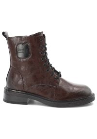 Brązowe Botki Maciejka Stylowe Skórzane Buty Damskie. Okazja: na co dzień. Kolor: brązowy. Materiał: skóra. Szerokość cholewki: normalna. Wzór: aplikacja, napisy. Styl: elegancki #5