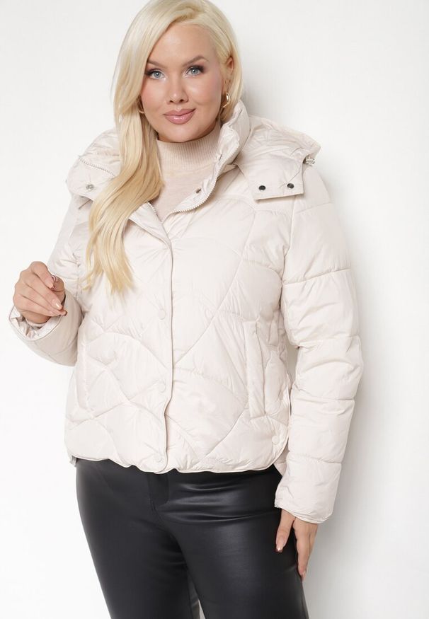 Born2be - Jasnobeżowa Pikowana Kurtka z Kieszeniami i Kapturem z Możliwością Odpięcia Nikigala. Okazja: na spacer, na co dzień. Kolekcja: plus size. Kolor: beżowy. Materiał: jeans, materiał. Styl: elegancki, casual