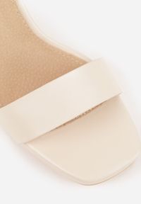 Renee - Beżowe Sandały VICES na Słupkowym Obcasie ze Skórzaną Wkładką Azimera. Okazja: na co dzień, na imprezę. Kolor: beżowy. Materiał: skóra. Sezon: lato. Obcas: na obcasie. Styl: casual. Wysokość obcasa: średni #7