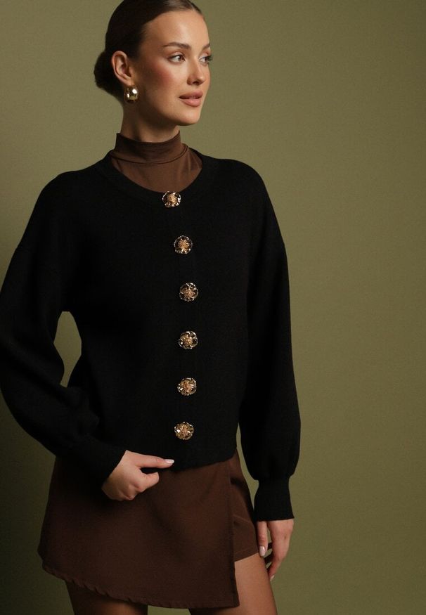 Born2be - Czarny Kardigan z Wiskozą z Ozdobnymi Napami i Bufiastymi Rękawami Acallte. Okazja: do pracy. Kolor: czarny. Materiał: wiskoza. Styl: klasyczny, elegancki