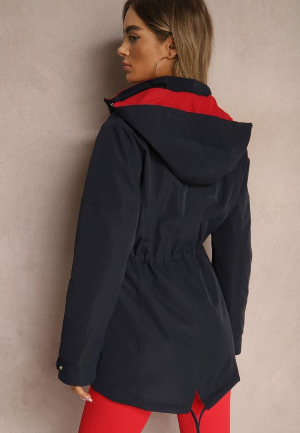 Renee - Granatowa Dwustronna Kurtka w Stylu Parki Wykończona przy Rękawach Guzikami Mivatra. Okazja: na co dzień. Kolor: niebieski. Materiał: jeans, wełna. Styl: casual, elegancki