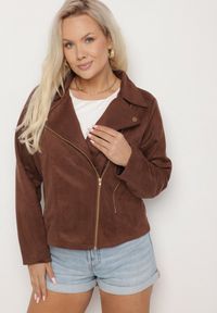 Born2be - Brązowa Kurtka Ramoneska z Imitacji Zamszu z Asymetrycznym Suwakiem Maisen. Kolekcja: plus size. Kolor: brązowy. Materiał: zamsz #6