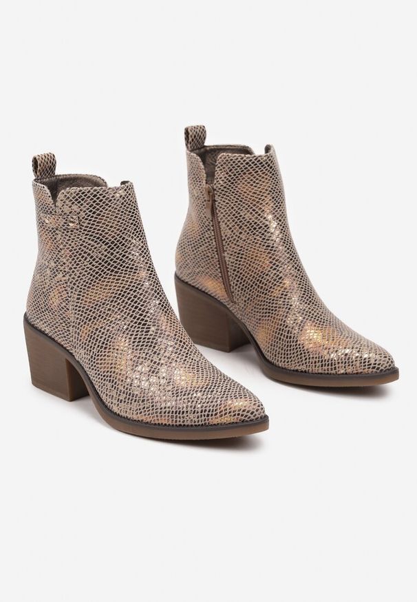 Renee - Żółte Botki Kowbojki na Słupku Ozdobione Nitami Ferisa. Okazja: na co dzień. Kolor: żółty. Materiał: jeans, skóra. Wzór: aplikacja. Obcas: na słupku. Styl: elegancki, casual