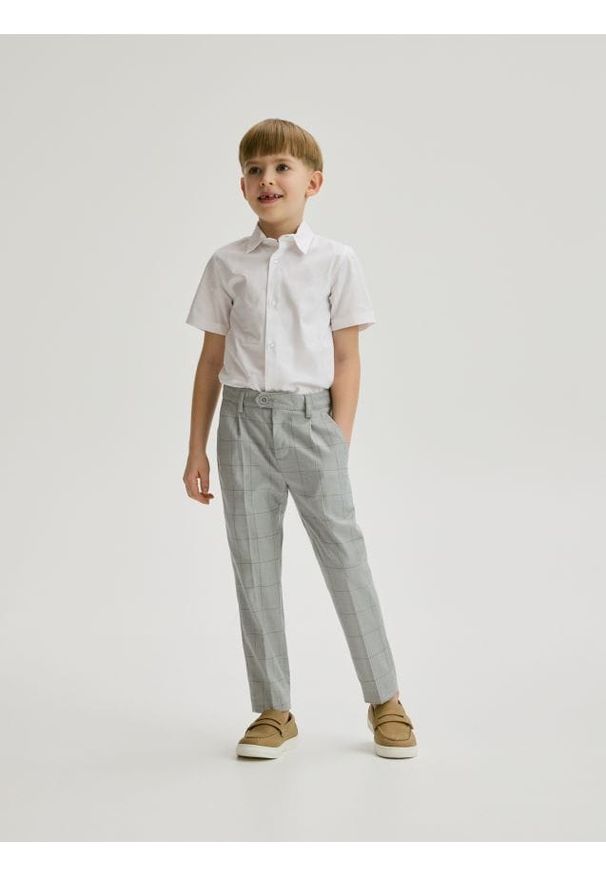 Reserved - Eleganckie spodnie w kratę - jasnoszary. Kolor: szary. Materiał: tkanina, wiskoza. Styl: elegancki