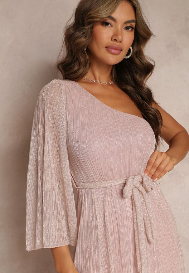 Renee - Ciemnoróżowa Asymetryczna Sukienka Maxi z Gumką i Wiązanym Paskiem w Talii Saminta. Kolor: różowy. Materiał: materiał. Typ sukienki: asymetryczne. Styl: klasyczny. Długość: maxi