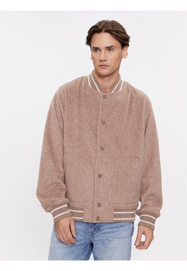 Guess Kurtka bomber Logo M4RL39 WFWS2 Beżowy Regular Fit. Kolor: beżowy. Materiał: syntetyk