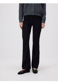 Reserved - Spodnie flare z wiskozą - czarny. Kolor: czarny. Materiał: wiskoza #1