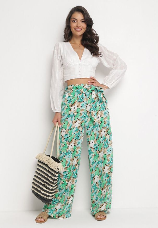 Born2be - Zielone Szerokie Spodnie z Gumką w Pasie i Materiałowym Paskiem oraz Kieszeniami Rallia. Kolor: zielony. Materiał: materiał