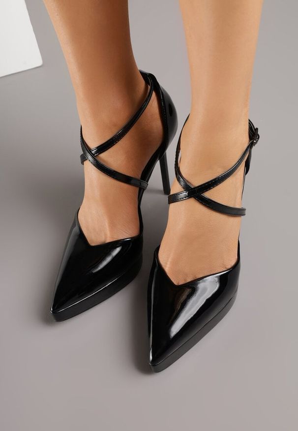 Renee - Czarne Szpilki z Platformą i Przeplatanymi Paskami Ferinela. Zapięcie: pasek. Kolor: czarny. Materiał: jeans. Obcas: na platformie. Styl: elegancki. Wysokość obcasa: średni