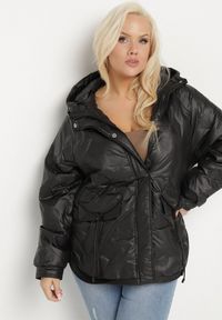 Born2be - Czarna Kurtka Pikowana z Kapturem i Kieszeniami o Pudełkowym Kroju Eravinna. Okazja: na spacer. Typ kołnierza: kaptur. Kolekcja: plus size. Kolor: czarny. Długość rękawa: długi rękaw. Długość: długie. Wzór: aplikacja #5