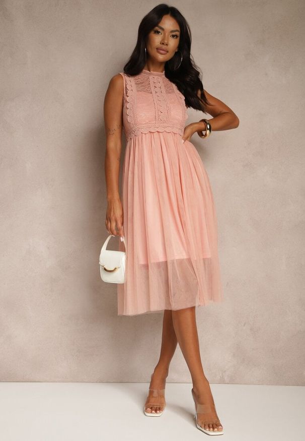 Renee - Ciemnoróżowa Koktajlowa Sukienka Midi z Koronkową Górą i Tiulowym Dołem Nebulia. Kolor: różowy. Materiał: tiul, koronka. Długość rękawa: bez rękawów. Styl: wizytowy. Długość: midi