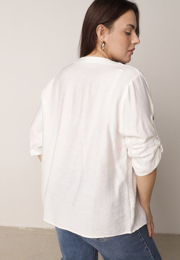 Born2be - Biała Bluzka Ozdobiona Guzikami i Haftowanymi Kwiatami Delmana. Okazja: na uczelnię, na co dzień, na plażę, na spacer. Kolekcja: plus size. Kolor: biały. Materiał: tkanina, materiał. Wzór: aplikacja, kwiaty, haft. Sezon: lato. Styl: casual, boho, wakacyjny, klasyczny