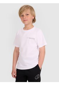 4f - 4F T-shirt regular z nadrukiem chłopięcy - biały 122 (6-7 lat). Okazja: na co dzień. Kolor: biały. Materiał: jersey, dzianina, bawełna. Długość rękawa: krótki rękaw. Długość: krótkie. Wzór: nadruk. Sezon: lato. Styl: casual, klasyczny, sportowy #1