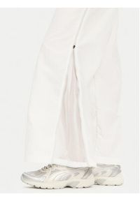 Puma Spodnie dresowe Dare To 629808 Biały Relaxed Fit. Kolor: biały. Materiał: syntetyk #9