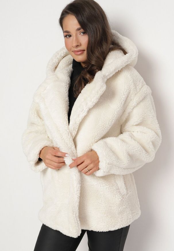 Born2be - Jasnobeżowa Futrzana Kurtka Teddy z Kapturem Zapinana na Guziki Kejavia. Okazja: na co dzień. Typ kołnierza: kaptur. Kolor: beżowy. Materiał: futro. Styl: casual, elegancki