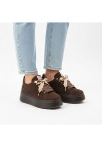Sneakersy damskie Karino, cholewka ze skóry naturalnej zamszowej miękka konstrukcja dekoracyjne sznurowanie na wstążkach gruba podeszwa, brązowe, 599. Okazja: na co dzień. Zapięcie: sznurówki. Kolor: brązowy. Materiał: zamsz, skóra. Szerokość cholewki: normalna. Obcas: na platformie. Styl: casual, elegancki #1