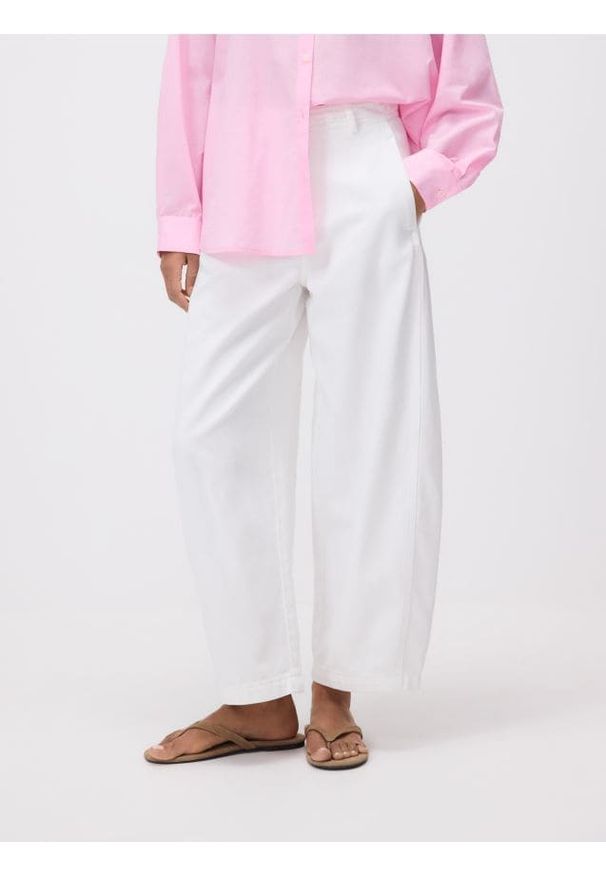 Reserved - Spodnie barrel leg - biały. Kolor: biały. Materiał: bawełna, tkanina
