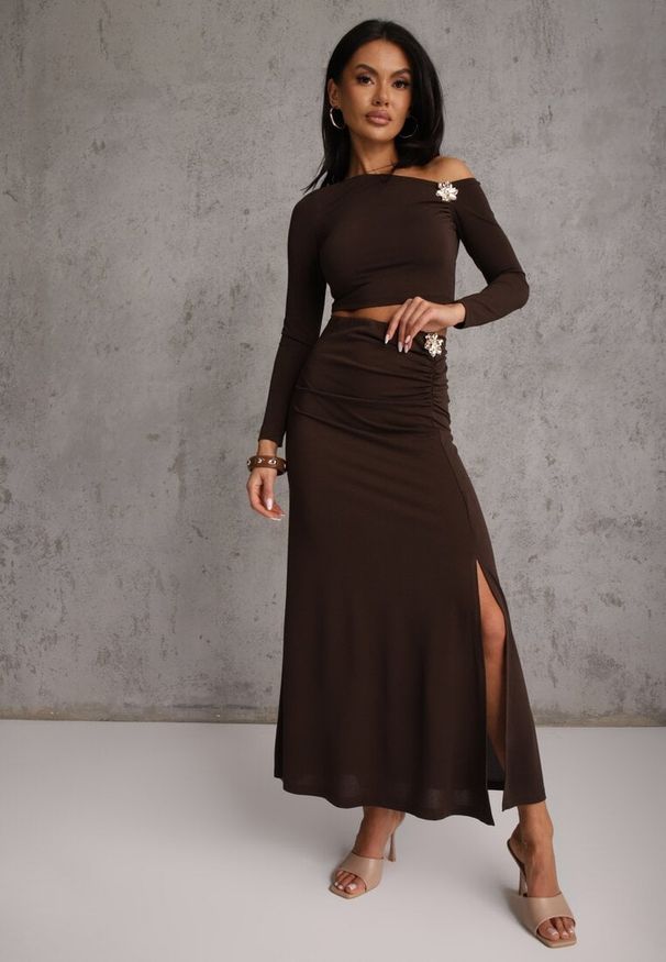 Renee - Brązowy Komplet Spódnica i Longsleeve Zdobione Marszczeniami i Aplikacjami Bervessa. Kolor: brązowy. Wzór: aplikacja