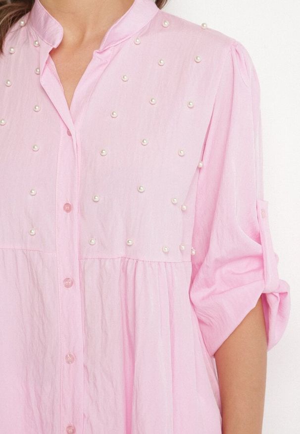 Born2be - Różowa Koszula z Wiskozą Ozdobiona Perełkami Tanavitia. Okazja: na co dzień. Typ kołnierza: kołnierzyk klasyczny. Kolor: różowy. Materiał: wiskoza. Długość rękawa: długi rękaw. Długość: długie. Wzór: aplikacja. Styl: elegancki, casual, klasyczny