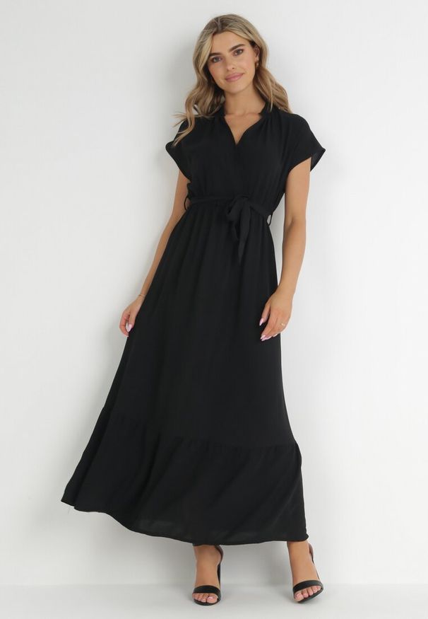 Born2be - Czarna Sukienka Maxi Wiązana W Pasie z Gumką w Talii Vynyndu. Typ kołnierza: kołnierzyk stójkowy, dekolt kopertowy. Kolor: czarny. Długość rękawa: krótki rękaw. Typ sukienki: rozkloszowane, kopertowe. Długość: maxi