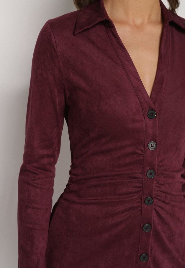 Born2be - Bordowa Koszulowa Sukienka z Imitacji Zamszu z Marszczeniem w Talii Eselea. Okazja: na co dzień. Typ kołnierza: kołnierzyk klasyczny, dekolt w serek. Kolor: czerwony. Materiał: zamsz. Typ sukienki: koszulowe. Styl: klasyczny, casual, elegancki