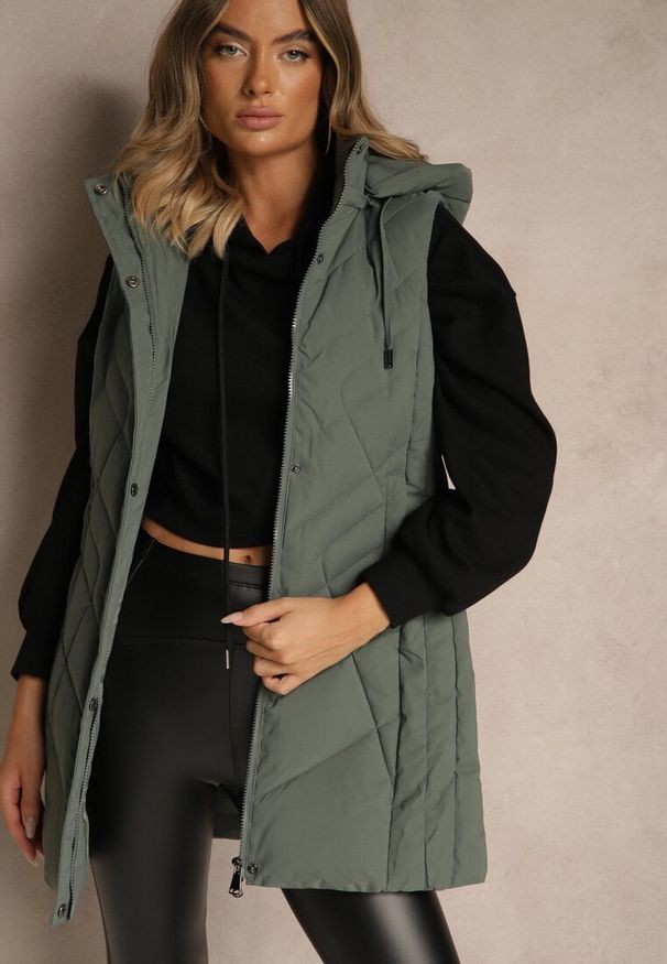 Renee - Zielona Pikowana Kamizelka o Taliowanym Kroju z Kapturem Tulonea. Okazja: na co dzień. Typ kołnierza: kaptur. Kolor: zielony. Materiał: jeans. Styl: casual