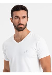 Ombre Clothing - Męski t-shirt V-neck SLIM FIT z elastanem i printem – biały V2 OM-TSBC-0221 - XXL. Okazja: na co dzień. Typ kołnierza: dekolt w serek. Kolor: biały. Materiał: elastan. Wzór: nadruk. Styl: casual #4