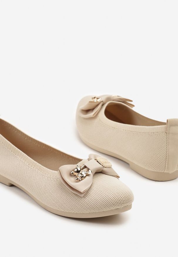 Born2be - Beżowe Balerinki z Kokardą i Metalicznymi Ozdobami Litelline. Okazja: na co dzień. Kolor: beżowy. Wzór: aplikacja. Styl: klasyczny, elegancki, glamour, casual