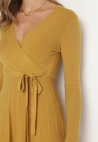 Born2be - Żółta Sukienka Dzianinowa i Rozkloszowana z Kopertowym Dekoltem Hagdeh. Kolor: żółty. Materiał: dzianina. Długość rękawa: długi rękaw. Wzór: paski. Typ sukienki: kopertowe. Długość: midi #4