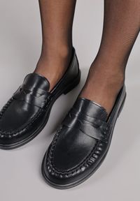Renee - Czarne Mokasyny Vices z Marszczeniem i Wkładką ze Skóry Naturalnej Mestia. Okazja: na co dzień. Kolor: czarny. Materiał: skóra. Styl: klasyczny, casual, elegancki