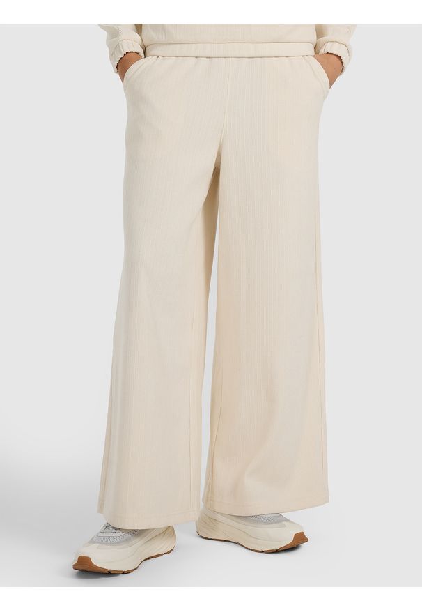 4f - 4F Spodnie oversize z szerokimi nogawkami damskie - białe XL. Kolor: biały. Materiał: dresówka, dzianina