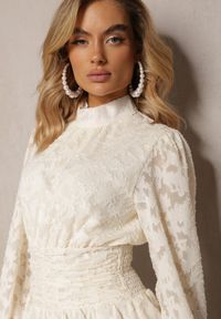 Renee - Jasnobeżowa Koronkowa Sukienka Taliowana z Falbankami Odrasja. Typ kołnierza: kołnierz z falbankami. Kolor: beżowy. Materiał: koronka. Długość rękawa: długi rękaw. Wzór: aplikacja. Długość: mini #5