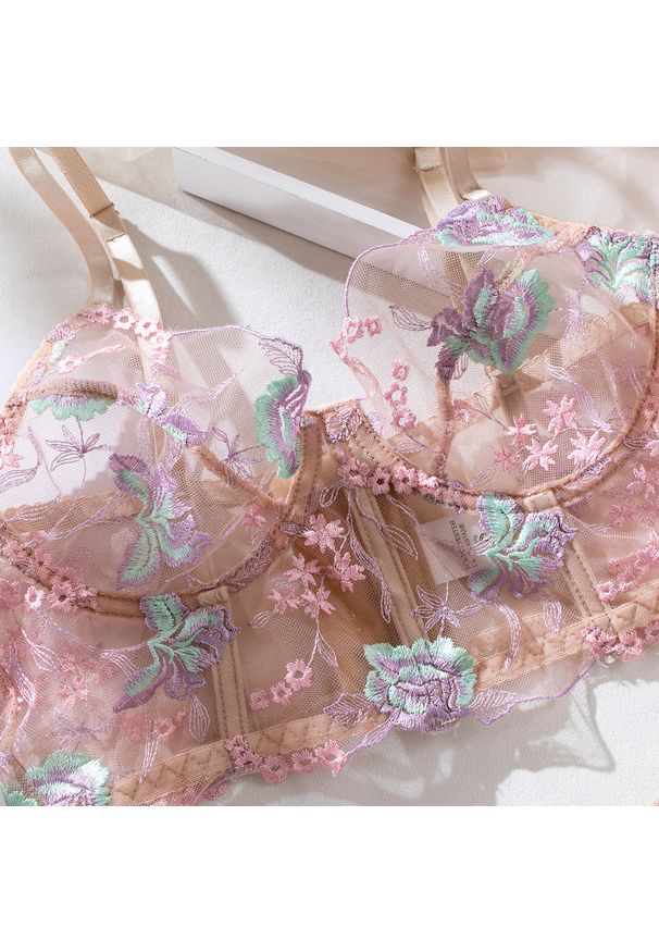 Intica - haftowany komplet bielizny z delikatnymi wykończeniami na specjalne okazje Soyoko. Kolor: różowy. Materiał: materiał. Wzór: haft