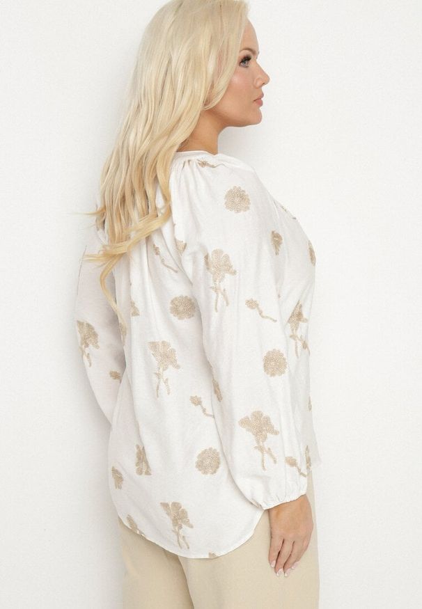 Born2be - Biała Bluzka z Dekoltem w Serek i Haftowanymi Zdobieniami z Metaliczną Nicią Sovbia. Typ kołnierza: dekolt w serek. Kolekcja: plus size. Kolor: biały. Materiał: jeans. Długość rękawa: długi rękaw. Długość: długie. Wzór: aplikacja, haft