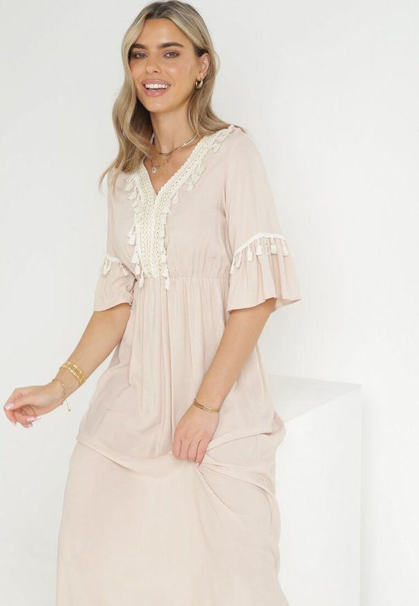 Born2be - Beżowa Wiskozowa Sukienka Maxi z Ozdobnym Dekoltem i Gumką w Pasie Latava. Okazja: na co dzień. Kolor: beżowy. Materiał: wiskoza. Styl: casual. Długość: maxi