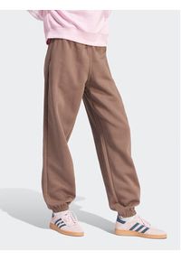 Adidas - adidas Spodnie dresowe adicolor Essentials IR5974 Brązowy Regular Fit. Kolor: brązowy. Materiał: bawełna #4