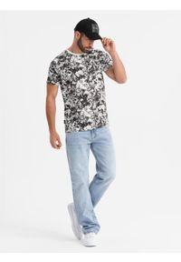 Ombre Clothing - Męska wzorzysta bawełniana koszulka z krótkim rękawem – biało-czarna V2. Okazja: na co dzień. Kolor: biały. Materiał: bawełna. Długość rękawa: krótki rękaw. Długość: krótkie. Wzór: nadruk. Styl: klasyczny, casual #3