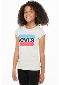 Levi's® - Levi's T-shirt dziecięcy kolor szary. Okazja: na spotkanie biznesowe, na co dzień. Kolor: szary. Materiał: dzianina. Długość rękawa: krótki rękaw. Długość: krótkie. Wzór: nadruk. Styl: biznesowy, casual #4