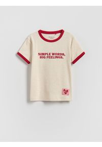 Reserved - T-shirt z haftowanym napisem - beżowy. Kolor: beżowy. Materiał: bawełna. Wzór: napisy, haft #1