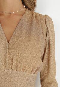 Born2be - Złota Sukienka Dopasowana z Metaliczną Nitką Theia. Okazja: na co dzień. Typ kołnierza: dekolt w kształcie V. Kolor: złoty. Długość rękawa: długi rękaw. Styl: klasyczny, casual, elegancki #6