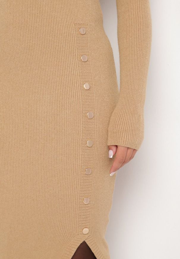 Born2be - Ciemnobeżowa Sweterkowa Sukienka Dopasowana z Wiskozą Modalem i Ozdobnymi Guzikami Gemifra. Okazja: na co dzień. Kolor: beżowy. Materiał: wiskoza. Długość rękawa: długi rękaw. Typ sukienki: dopasowane. Styl: klasyczny, casual, elegancki