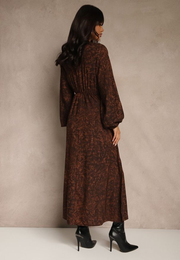 Renee - Brązowa Sukienka z Rozcięciem na Nogę Ozdobiona Marszczeniem Zozanne. Okazja: na co dzień. Kolor: brązowy. Wzór: aplikacja. Styl: casual