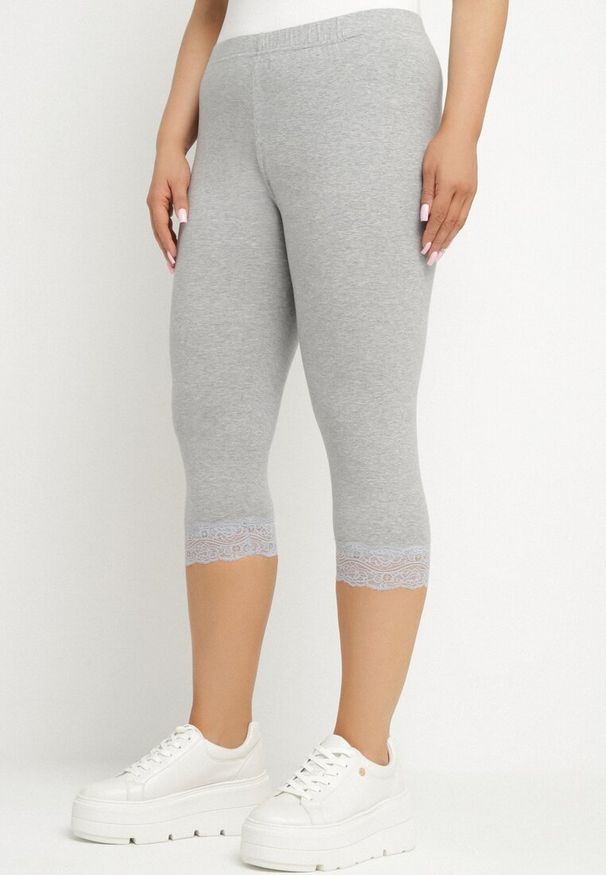 Born2be - Szare Spodnie Bawełniane Legginsy 3/4 z Koronką Amaratna. Kolor: szary. Materiał: bawełna, koronka. Wzór: koronka. Sezon: lato
