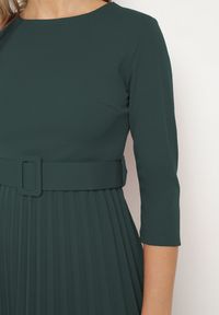 Born2be - Ciemnozielona Rozkloszowana Sukienka z Plisami i Paskiem z Klamrą Lennoria. Okazja: do pracy, na spotkanie biznesowe. Kolor: zielony. Typ sukienki: rozkloszowane. Styl: biznesowy, elegancki #4
