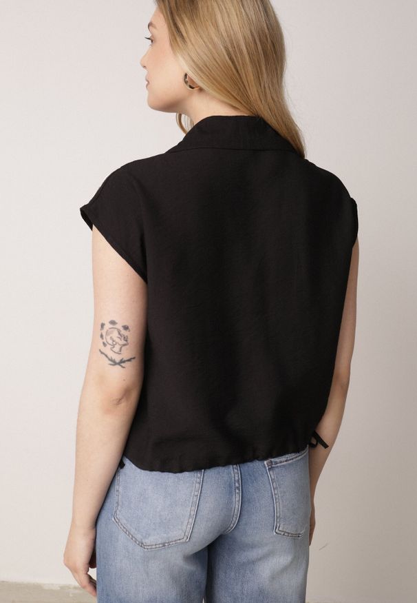 Born2be - Czarna Wiskozowa Koszula Boho Bez Rękawów ze Ściągaczem w Pasie Limopise. Okazja: na co dzień. Kolor: czarny. Materiał: wiskoza. Długość rękawa: bez rękawów. Wzór: aplikacja. Sezon: lato. Styl: boho