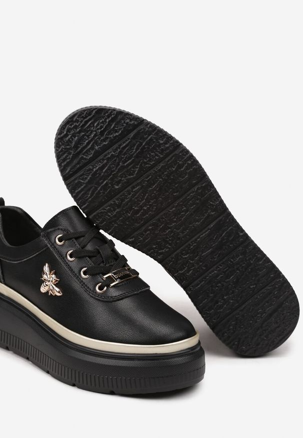 Renee - Czarne Sneakersy ze Skóry Naturalnej na Platformie Ozdobione Metaliczną Aplikacją Nerinae. Kolor: czarny. Materiał: skóra. Wzór: aplikacja. Obcas: na platformie