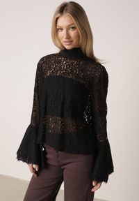 Born2be - Czarna Wiskozowa Bluzka z Koronki z Bawełną Kokardą i Rozszerzanymi Rękawami Andrice. Okazja: na randkę. Typ kołnierza: kokarda. Kolor: czarny. Materiał: wiskoza, bawełna, koronka. Wzór: koronka. Styl: klasyczny #3