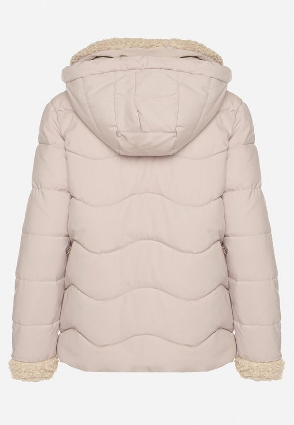 Born2be - Ciemnobeżowa Pikowana Kurtka z Kapturem i Kołnierzem z Futerkiem Typu Baranek Olandia. Okazja: na spacer, na co dzień. Typ kołnierza: kaptur. Kolor: beżowy. Materiał: futro. Styl: casual, sportowy