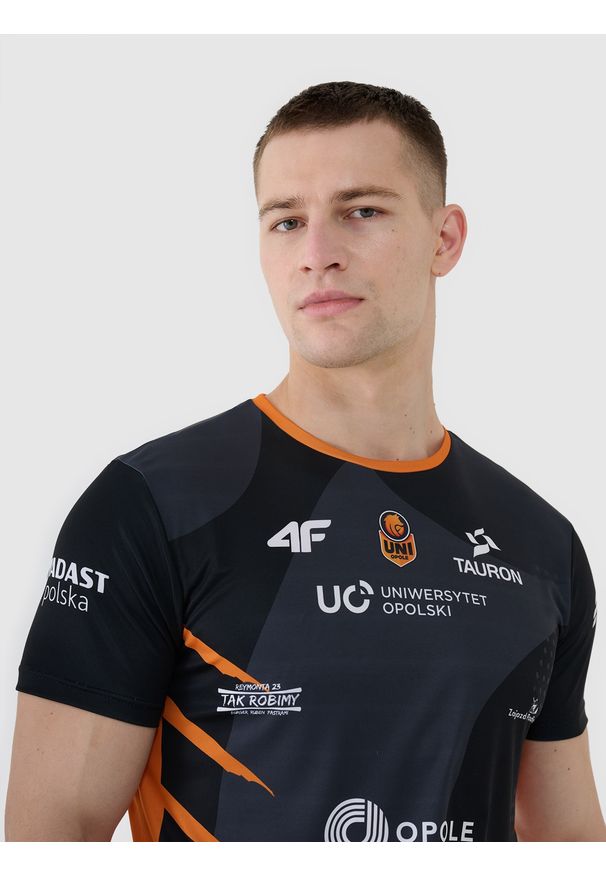 4f - 4F Koszulka meczowa replika wyjazdowa z sezonu 2024/2025 uniseks 4F x UNI Opole - multikolor M. Kolor: wielokolorowy. Materiał: dzianina, włókno, materiał, syntetyk. Wzór: gładki, ze splotem. Styl: klasyczny, sportowy